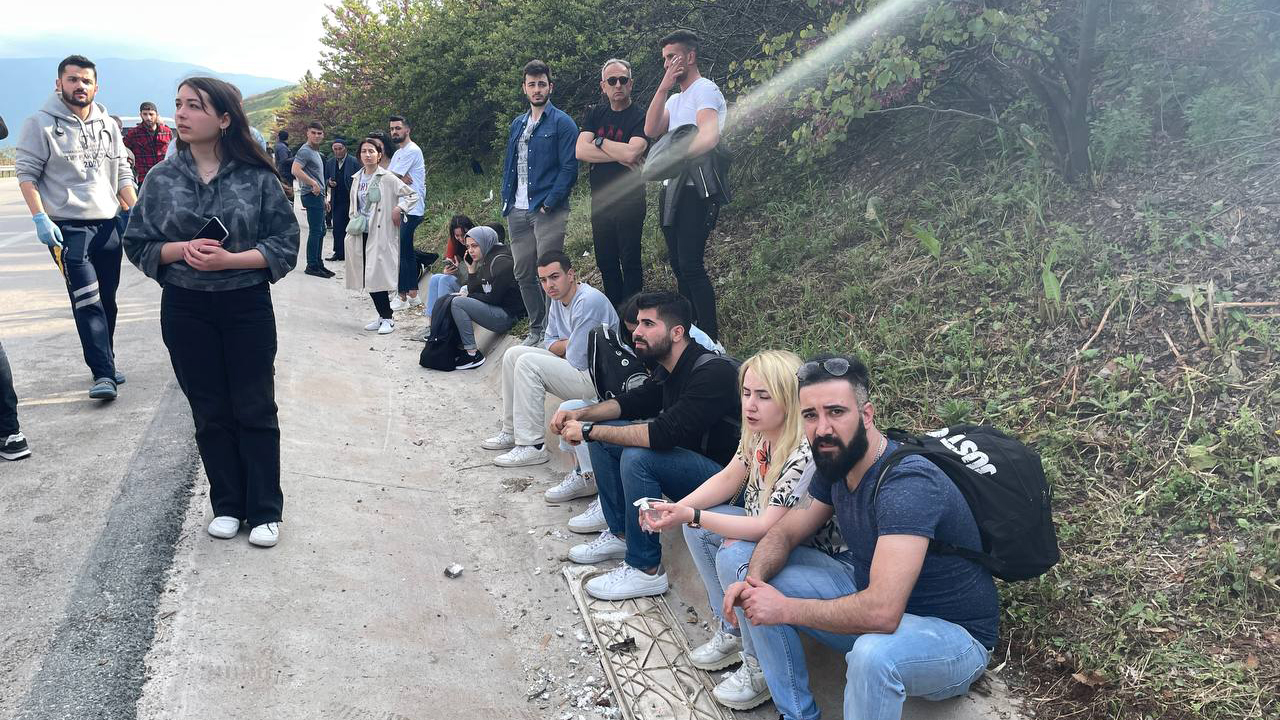 Hafriyat kamyonu yolcu otobüsüne çarptı: Ölü ve yaralılar var